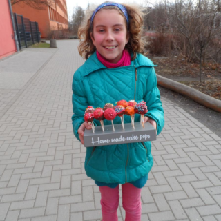 cakepops-7 Montessori-Schulzentrum Leipzig - Neuigkeiten - Mit Häubchen und Glasur